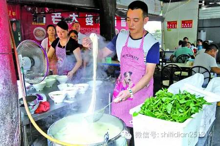 煮了22年重庆小面,年入数千万,开保时捷和玛莎拉蒂